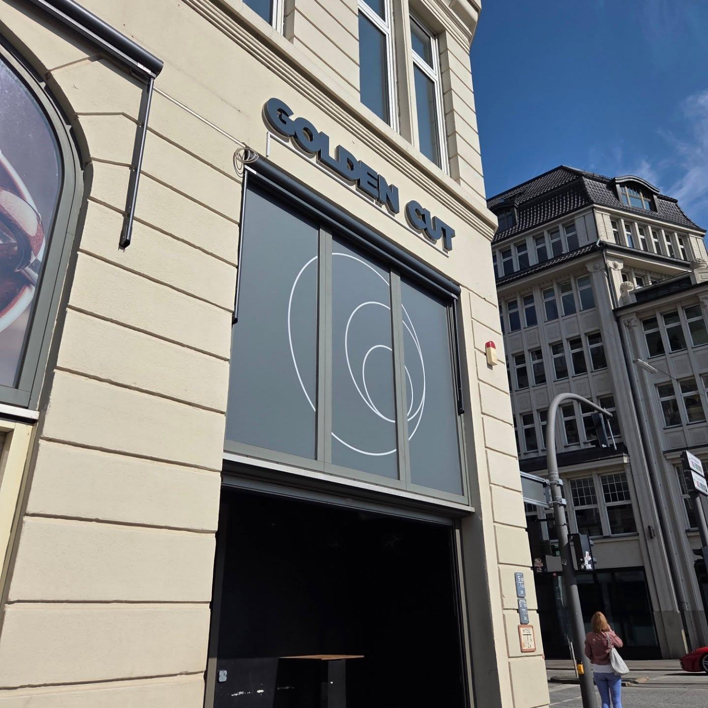 GoldenCut Nightclub Beschilderung