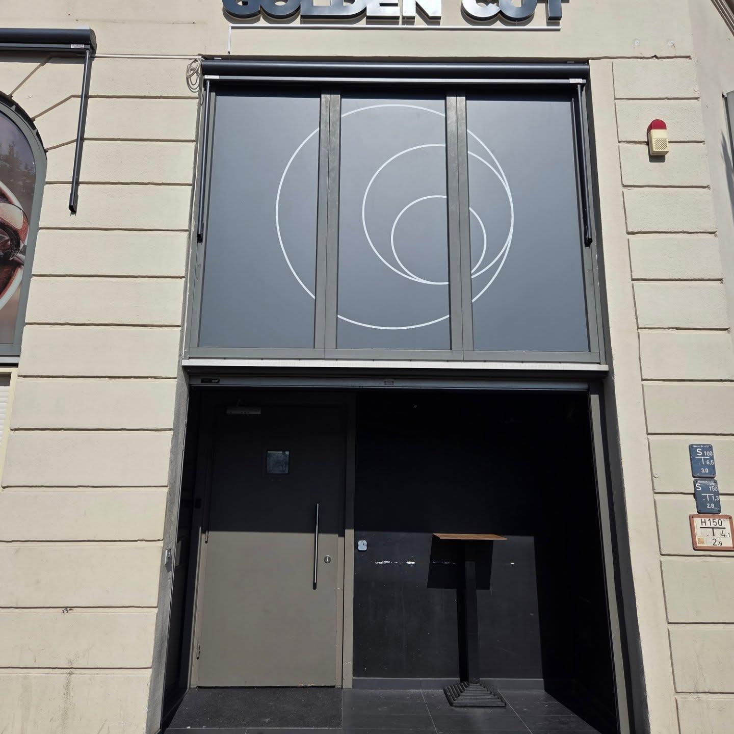 GoldenCut Nightclub Beschilderung Foto 2